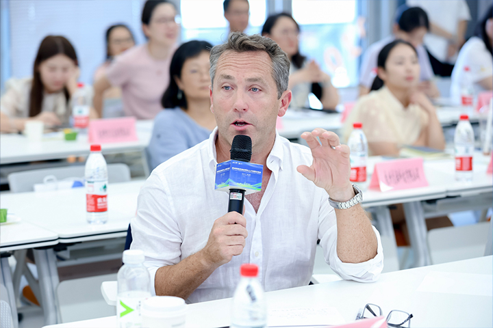 与会嘉宾在知名人力资源公司科锐国际主办的全球化人才发展交流会中畅所欲言分享观点